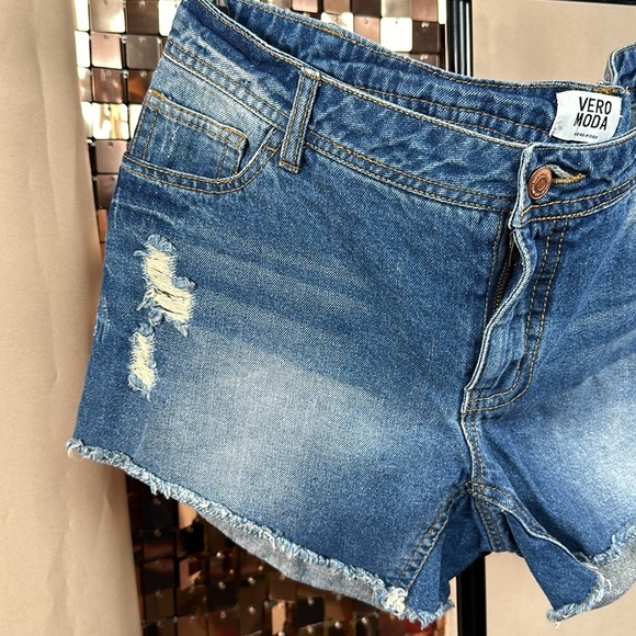 Vero Moda Medium Wash Blue Denim Jean Shorts w Raw Hem & Distressing Waist 18” - Picture 5 of 14
